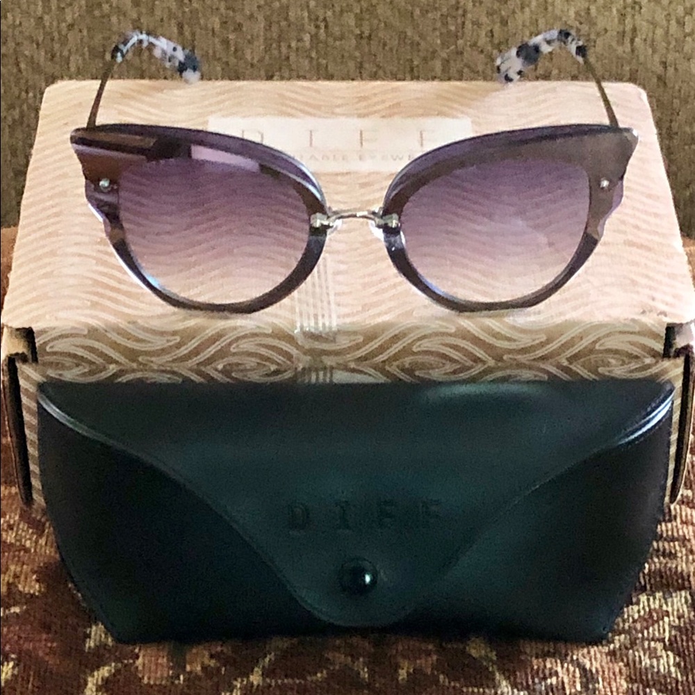 SOLD—DIFF—DELILAH—GRADIENT LENS SUNGLASSES!! - Picture 6 of 8